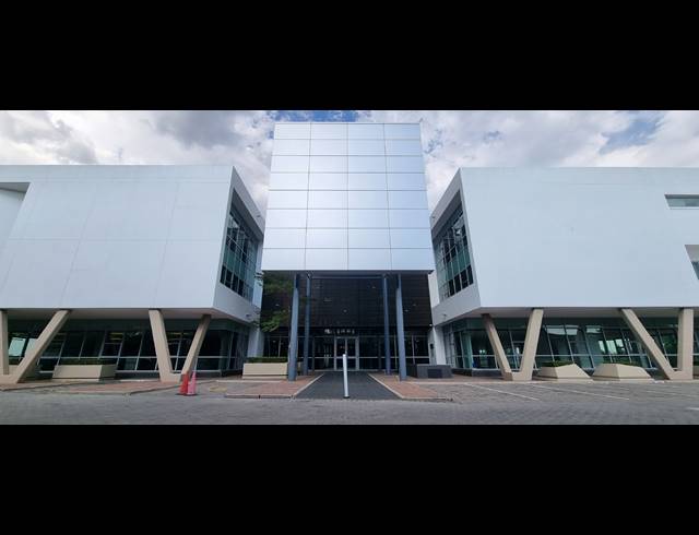 645M² OFFICE TO LET IN MAGALIESSIG